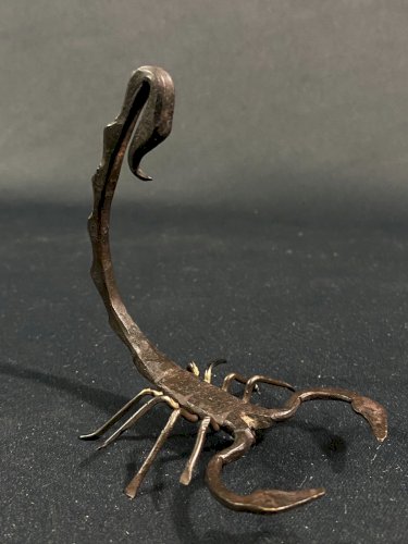 Sujet artisanal au scorpion en fer forgé Maroc