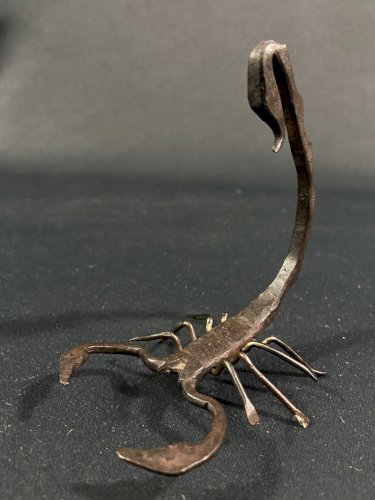 Sujet artisanal au scorpion en fer forgé Maroc