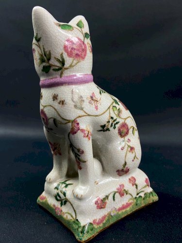 Sujet au chat en porcelaine Extrême-Orient à décor végétal polychrome