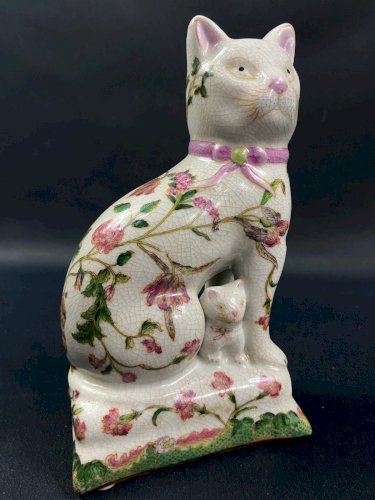 Sujet au chat en porcelaine Extrême-Orient à décor végétal polychrome