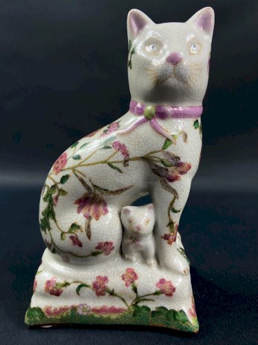 Sujet au chat en porcelaine Extrême-Orient à décor végétal polychrome