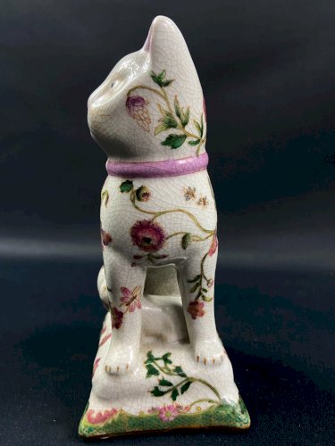 Sujet au chat en porcelaine Extrême-Orient à décor végétal polychrome