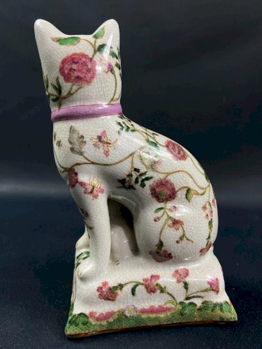 Sujet au chat en porcelaine Extrême-Orient à décor végétal polychrome