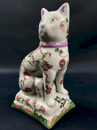Sujet au chat en porcelaine Extrême-Orient à décor végétal polychrome