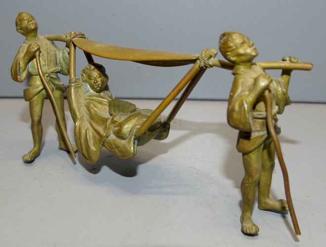 -SUJET BRONZE DECORATIF XIXe NAPOLEON III 2 PORTEURS 1 FEMME à l'EVENTAIL   D