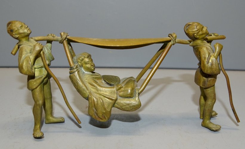 -SUJET BRONZE DECORATIF XIXe NAPOLEON III 2 PORTEURS 1 FEMME à l'EVENTAIL   D