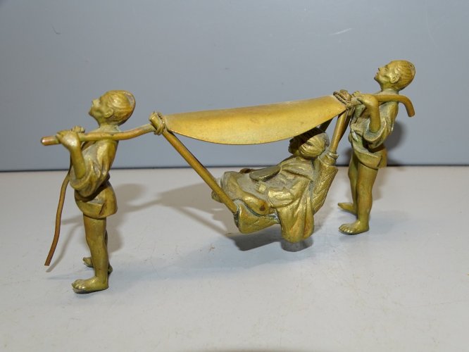 -SUJET BRONZE DECORATIF XIXe NAPOLEON III 2 PORTEURS 1 FEMME à l'EVENTAIL   D