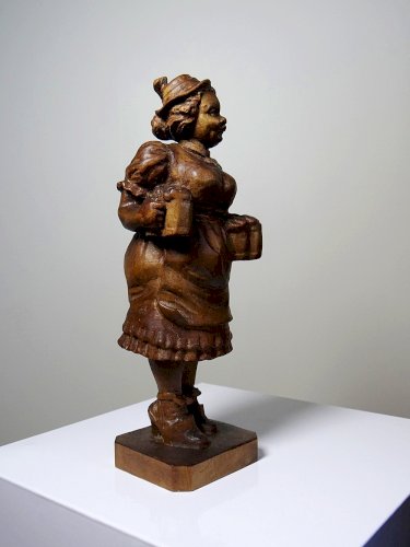 Sujet "La serveuse de bière" en bois sculpté Ludwig Roger Allemagne années 50