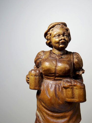 Sujet "La serveuse de bière" en bois sculpté Ludwig Roger Allemagne années 50
