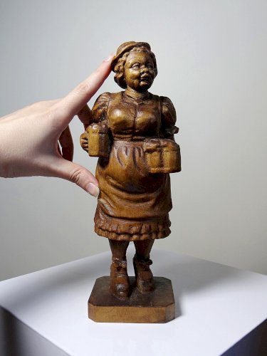 Sujet "La serveuse de bière" en bois sculpté Ludwig Roger Allemagne années 50