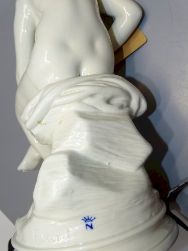 -SUJET PORCELAINE CAPODIMONTE BAIGNEUSE D'APRES FALCONET JUS de GRENIER    D
