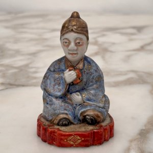 Sujet représentant un homme assis Japon XIXe rehaussé de dorure M4023