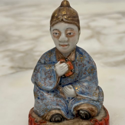 Sujet représentant un homme assis Japon XIXe rehaussé de dorure M4023
