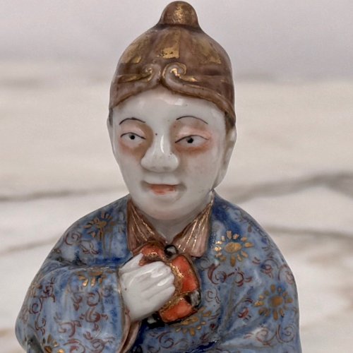 Sujet représentant un homme assis Japon XIXe rehaussé de dorure M4023