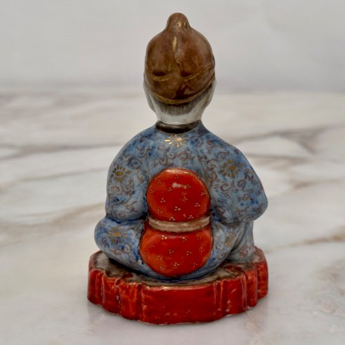 Sujet représentant un homme assis Japon XIXe rehaussé de dorure M4023