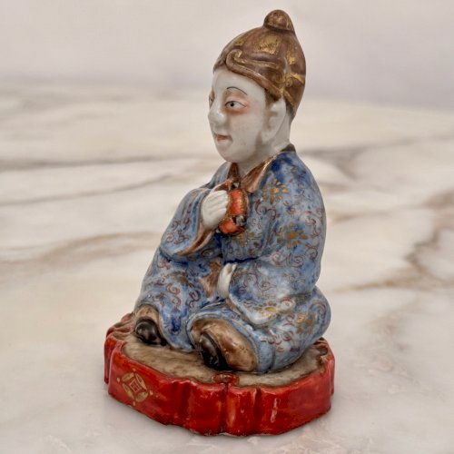 Sujet représentant un homme assis Japon XIXe rehaussé de dorure M4023