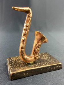 Sujet sculpté au saxophone en bronze signé Yves Lohé
