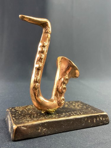 Sujet sculpté au saxophone en bronze signé Yves Lohé