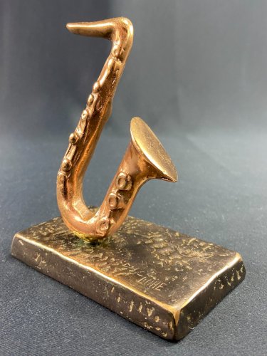 Sujet sculpté au saxophone en bronze signé Yves Lohé