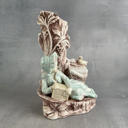 Sujet statuette figurine vase porcelaine biscuit Jeune fille allongé marqué 6760