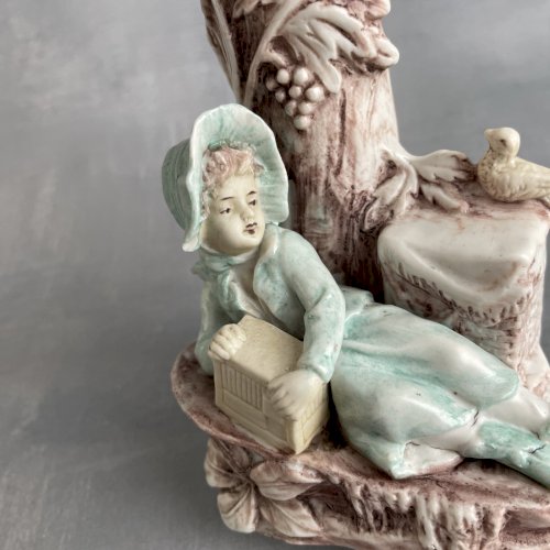 Sujet statuette figurine vase porcelaine biscuit Jeune fille allongé marqué 6760