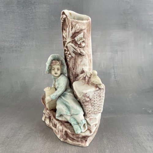 Sujet statuette figurine vase porcelaine biscuit Jeune fille allongé marqué 6760