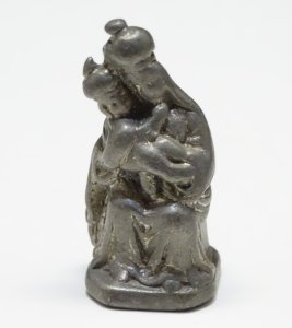 -SUJET VIERGE A L'ENFANT ETAIN ETOUFFOIR BOUGIES? COLLECTION RELIGION VITRINE  D