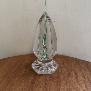 Crystal paperweight in the shape of a ogive on a base shower XXe M3572