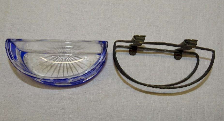-SUPERBE ANCIEN CENDRIER DE VOITURE EN CRISTAL MONTURE METAL ARGENTE   D