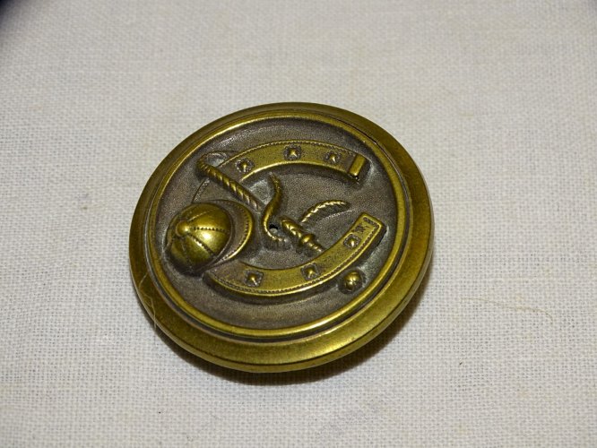 -SUPERBE ANCIEN GROS BOUTON LAITON FER A CHEVAL CASAQUE BONDE FOUET CHASSE ?  D