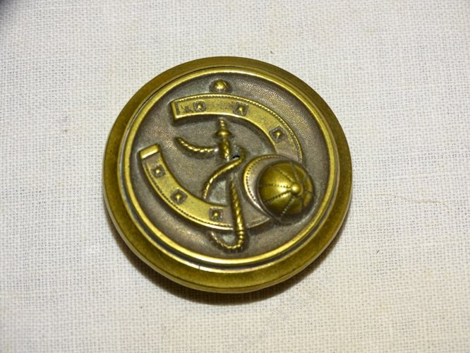 -SUPERBE ANCIEN GROS BOUTON LAITON FER A CHEVAL CASAQUE BONDE FOUET CHASSE ?  D