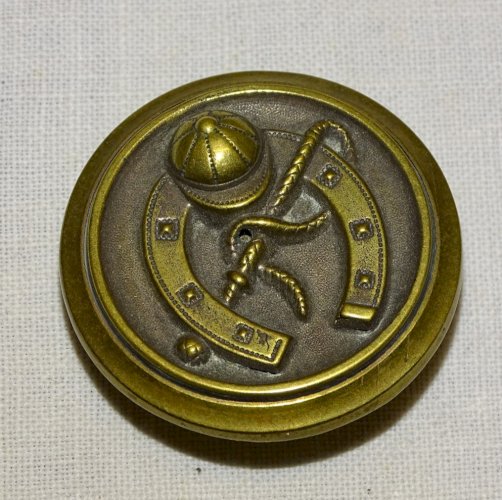 -SUPERBE ANCIEN GROS BOUTON LAITON FER A CHEVAL CASAQUE BONDE FOUET CHASSE ?  D