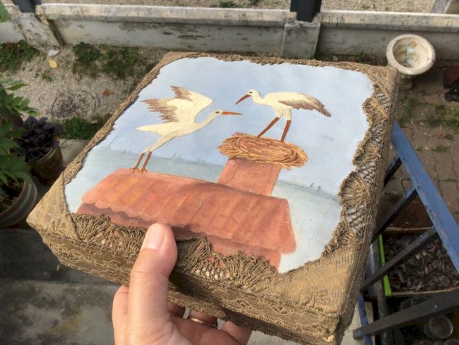 Superbe boite à chocolat en carton cigogne Alsace fil galon fil broché candy box