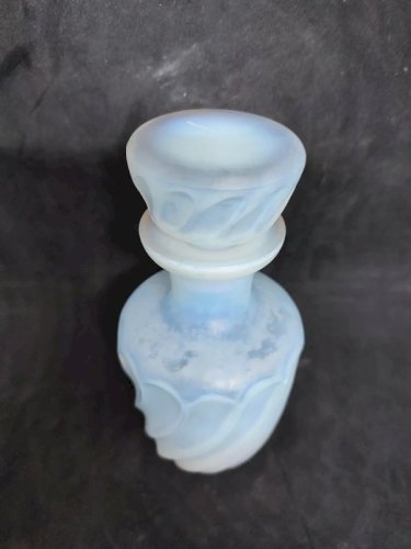 superbe bouteille a parfum en verre opalin en bon etat