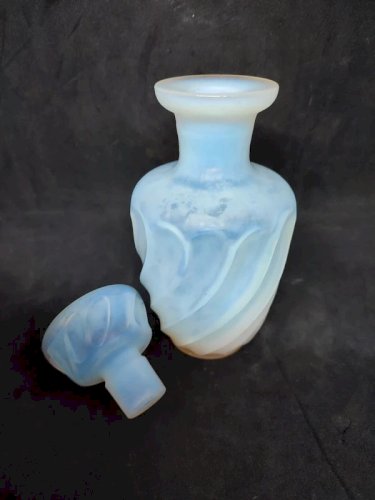 superbe bouteille a parfum en verre opalin en bon etat