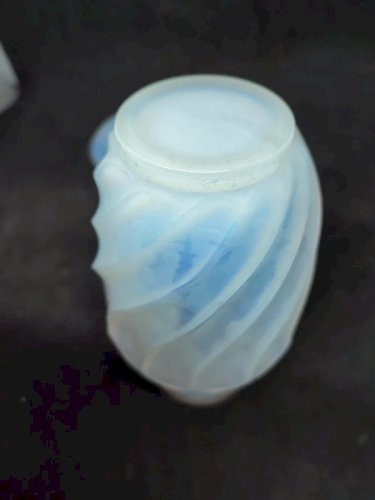 superbe bouteille a parfum en verre opalin en bon etat