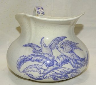 -SUPERBE BROC de TOILETTE CERAMIQUE CHOISY LE ROI décor PERROQUETS MAUVES   D