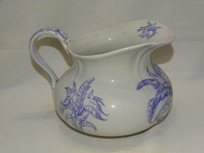 -SUPERBE BROC de TOILETTE CERAMIQUE CHOISY LE ROI décor PERROQUETS MAUVES   D