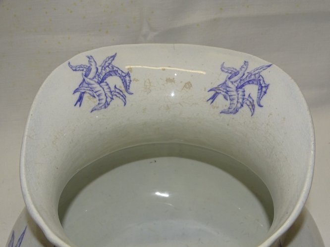 -SUPERBE BROC de TOILETTE CERAMIQUE CHOISY LE ROI décor PERROQUETS MAUVES   D