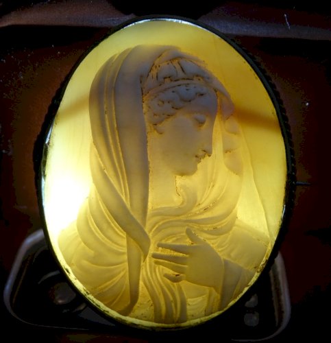 -SUPERBE BROCHE CAMEE COQUILLAGE FEMME DRAPEE XIXe Monture Métal doré BIJOU
