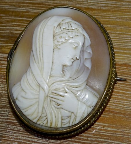 -SUPERBE BROCHE CAMEE COQUILLAGE FEMME DRAPEE XIXe Monture Métal doré BIJOU