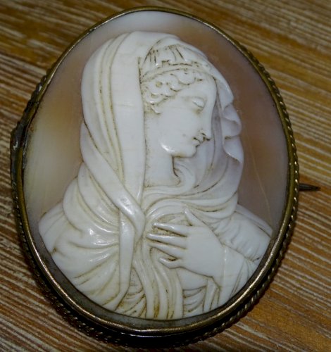 -SUPERBE BROCHE CAMEE COQUILLAGE FEMME DRAPEE XIXe Monture Métal doré BIJOU