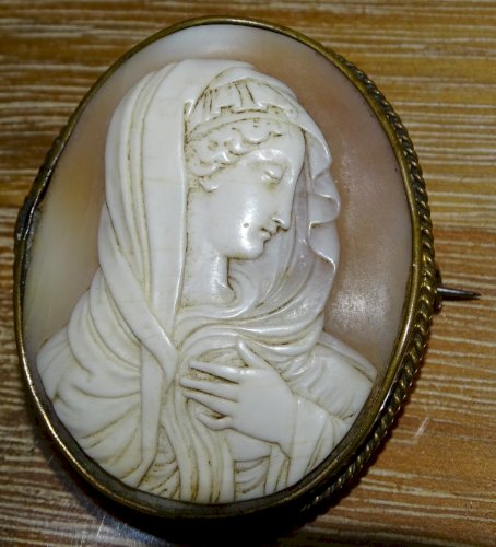 -SUPERBE BROCHE CAMEE COQUILLAGE FEMME DRAPEE XIXe Monture Métal doré BIJOU