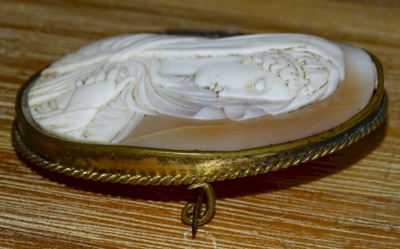 -SUPERBE BROCHE CAMEE COQUILLAGE FEMME DRAPEE XIXe Monture Métal doré BIJOU