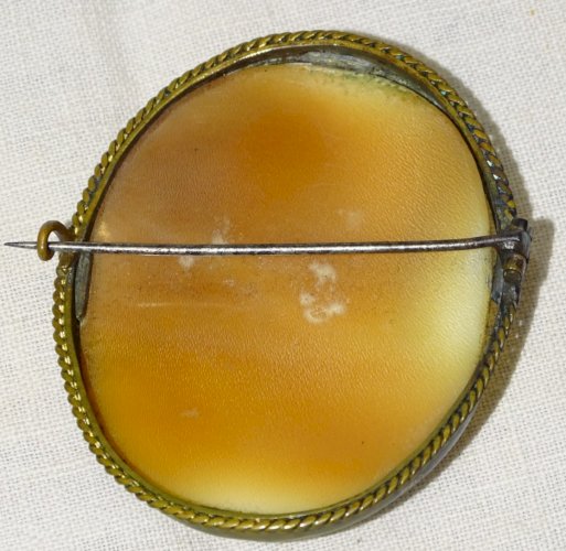 -SUPERBE BROCHE CAMEE COQUILLAGE FEMME DRAPEE XIXe Monture Métal doré BIJOU
