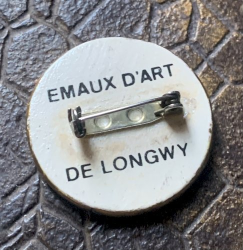 Superbe broche en émaux de Longwy décor floral sur fond or