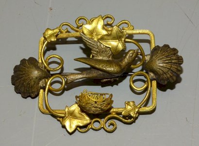 - SUPERBE BROCHE LAITON COLOMBE NID COQUILLE ST JACQUES début 1900    D