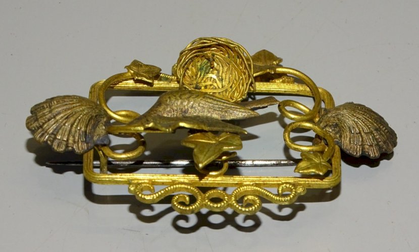 - SUPERBE BROCHE LAITON COLOMBE NID COQUILLE ST JACQUES début 1900    D