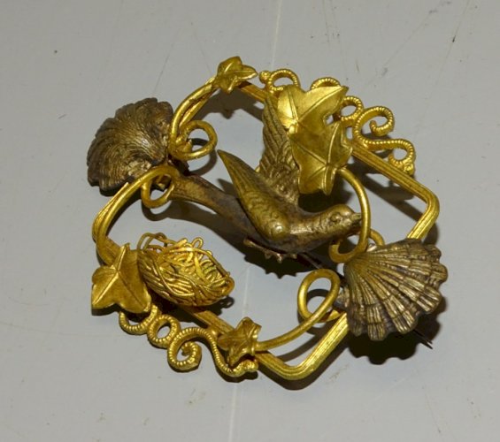 - SUPERBE BROCHE LAITON COLOMBE NID COQUILLE ST JACQUES début 1900    D