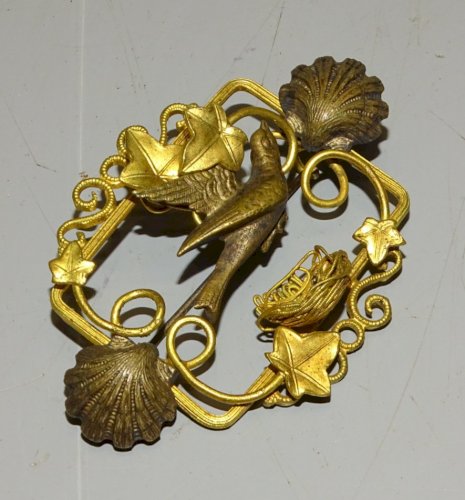 - SUPERBE BROCHE LAITON COLOMBE NID COQUILLE ST JACQUES début 1900    D